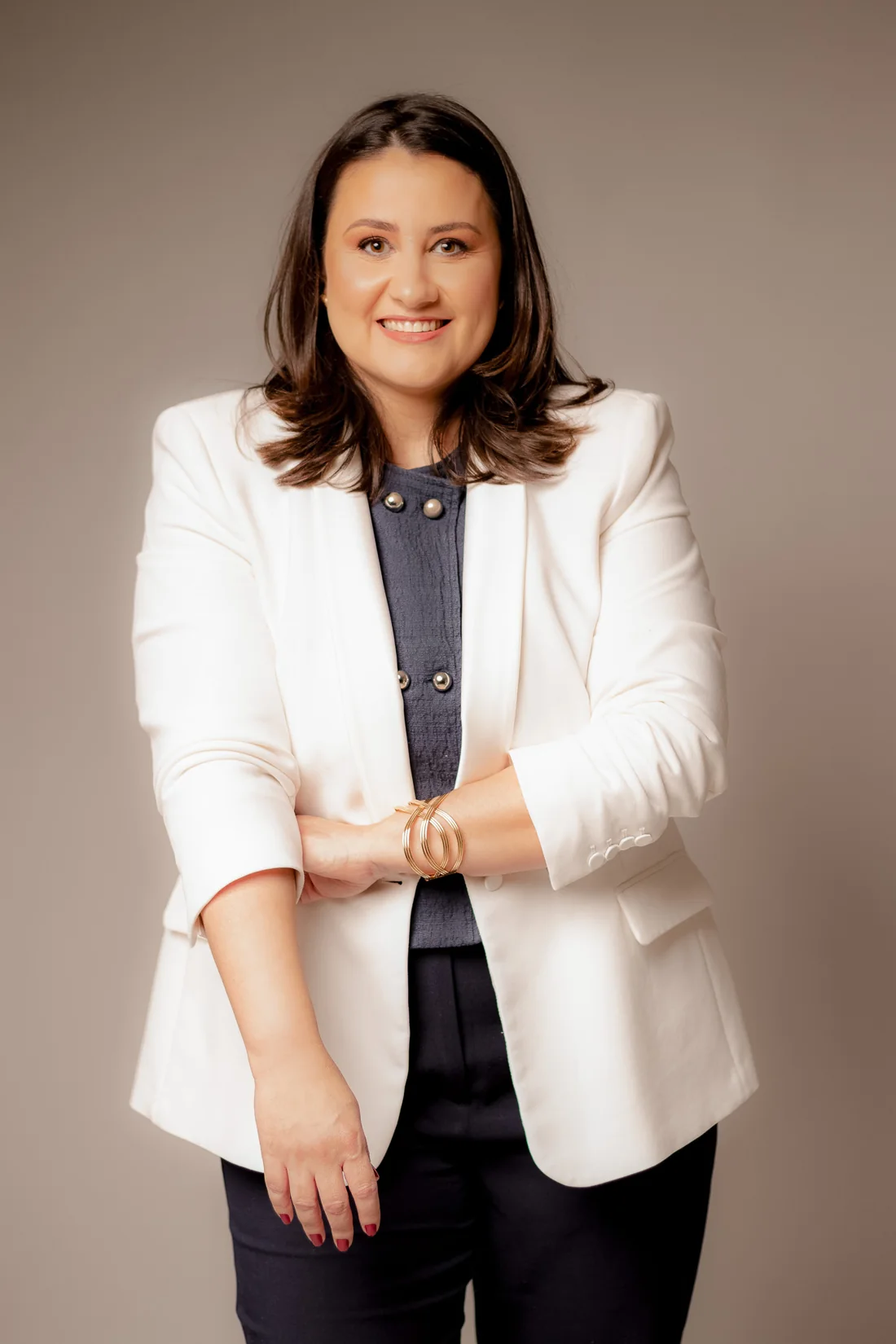 Maraísa Fernandes sorrindo, vestindo blazer claro